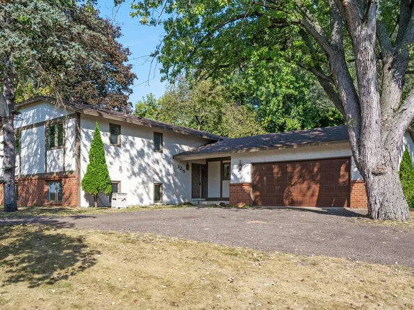 8215 Riverview Ter NE, Fridley, MN 55432