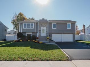 4 Splitrail Pl, Commack, NY 11725