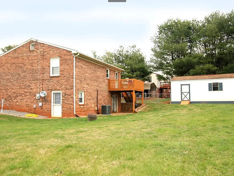201 Rolling Ridge Dr — Photo 2