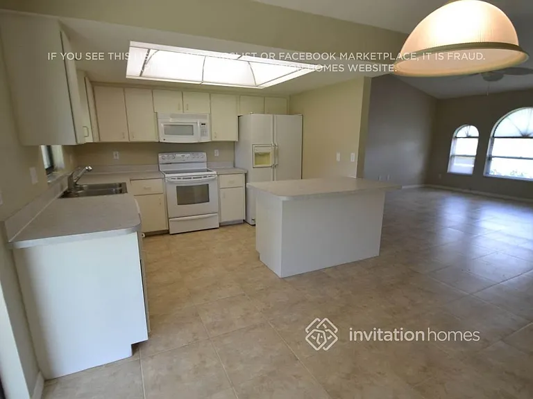 808 SW 7th Ter — Photo 3