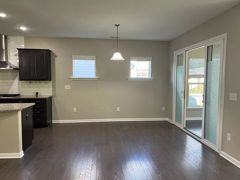 525 Parlier Dr — Photo 8