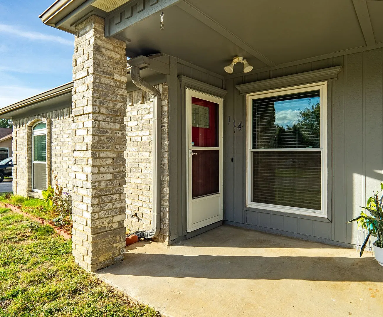 Cozy Duplex with Fireplace, Covered Carport & Private Driveway — Photo 4
