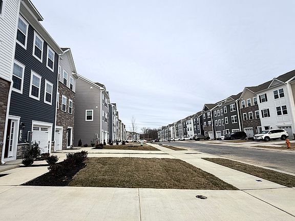 Street view to left of front entrance - Silver Oak Drive