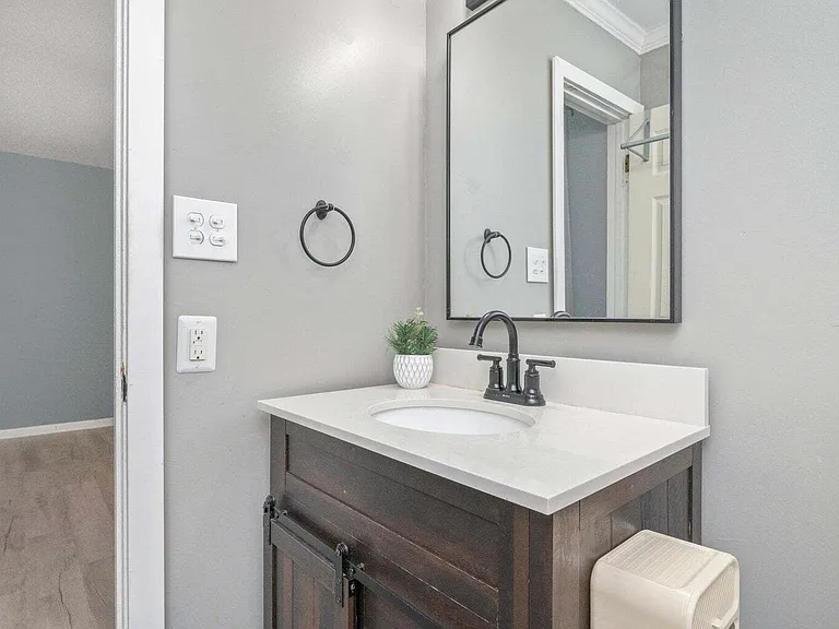 110 Green Dr — Photo 34
