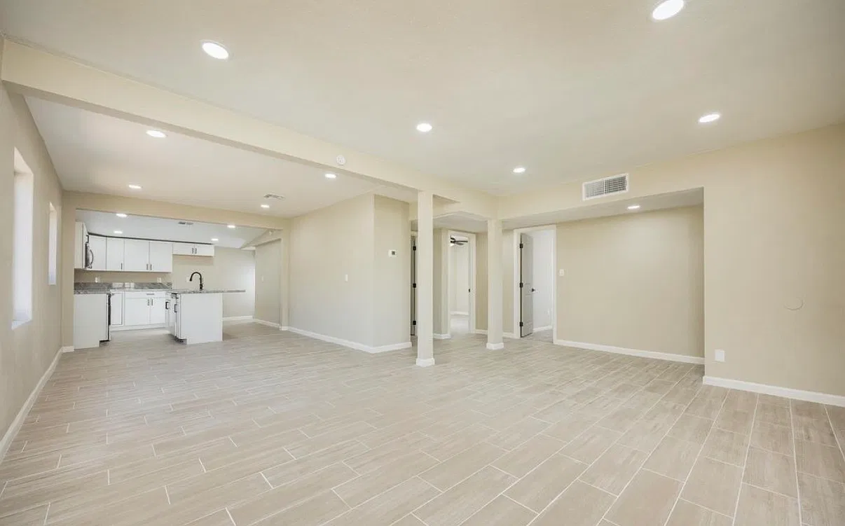 1700 E Grant Rd — Photo 2