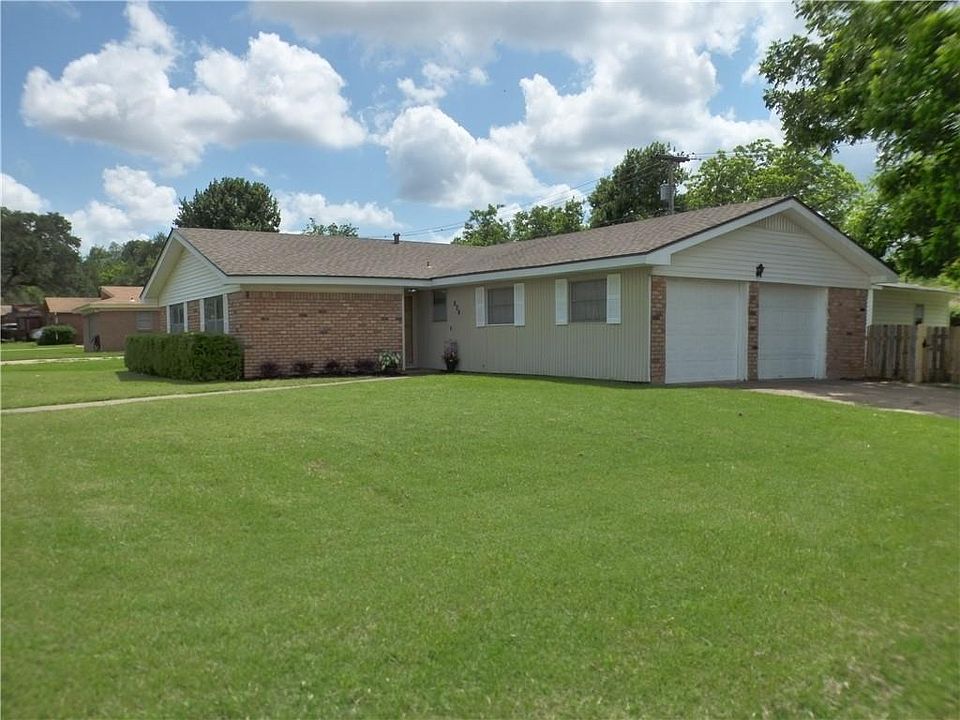 1st image of 820 Dickens Dr