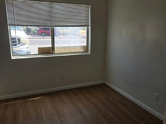 5th image of 3960 E Valley Ln #B