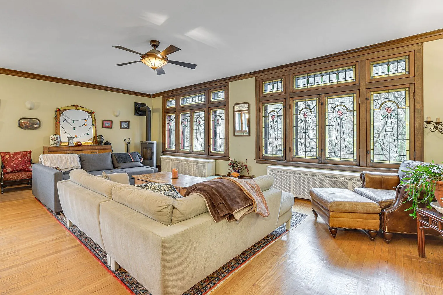 2 bed, 1.0 bath, 1991 sqft, $3,612 — Photo 1