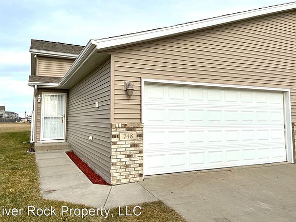 3rd image of 748 34th Ave W