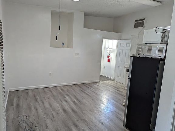 3rd image of 635 E Broadway