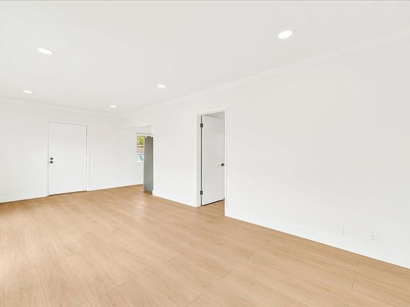 2nd image of 1000 Ximeno Ave #1