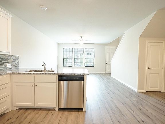 4th image of 3433 Solana Cir