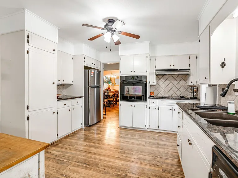 2202 Eaves Dr — Photo 12