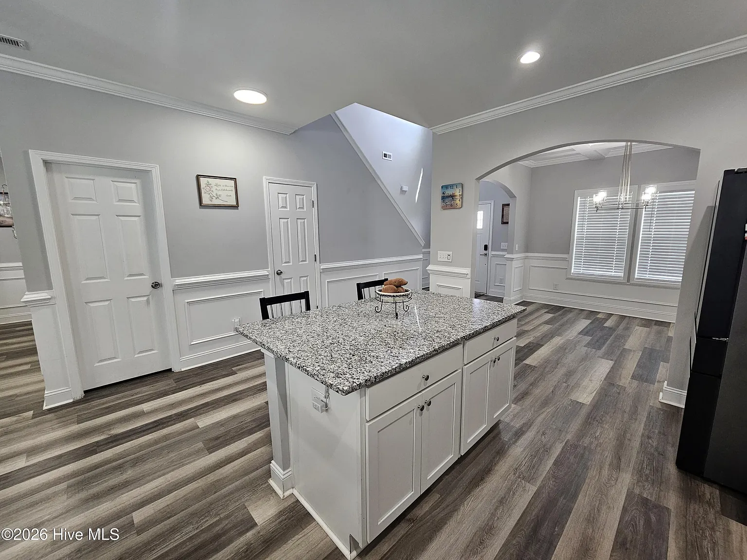 5 bed, 2.5 bath, 2460 sqft, $2,700 — Photo 4