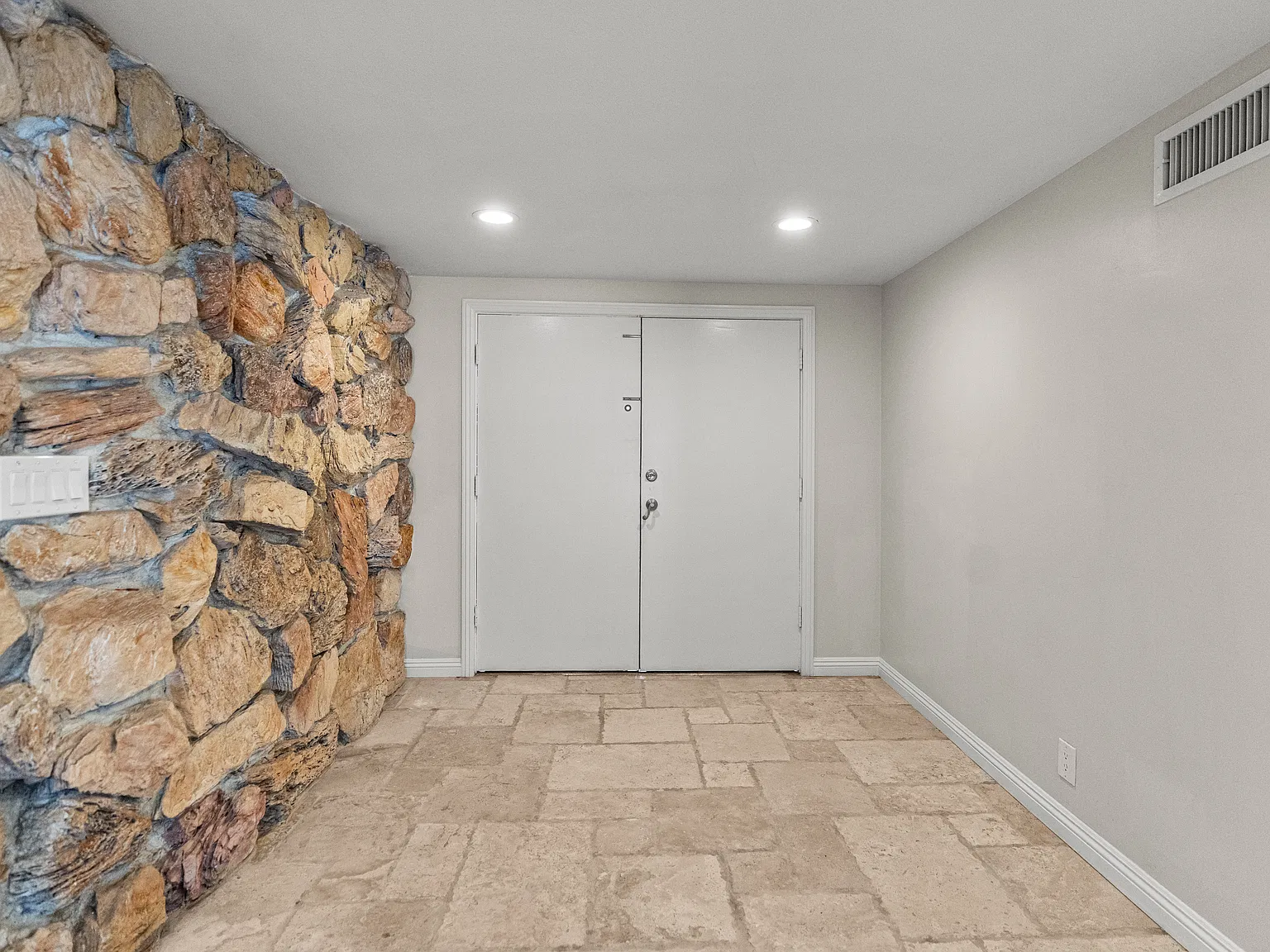 3 bed, 2319 sqft, $4,900 — Photo 4
