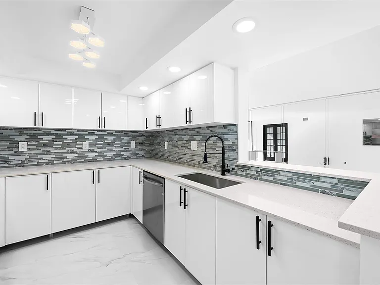 800 Parkview Dr #718 — Photo 3