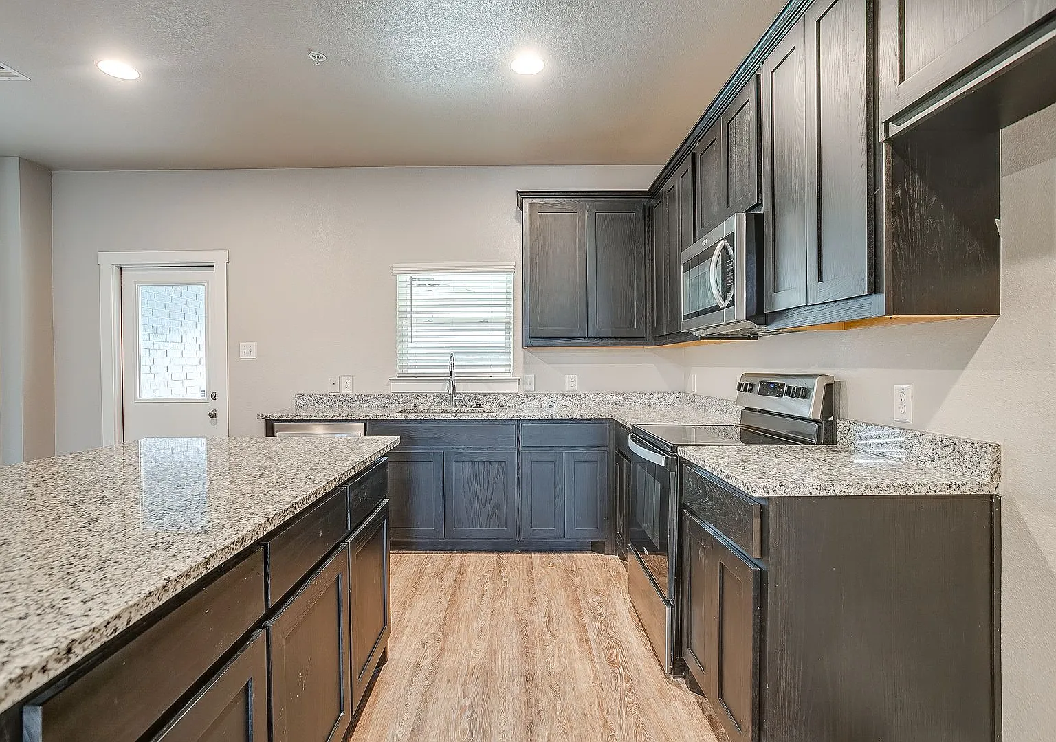 Stunning Townhome — Photo 3