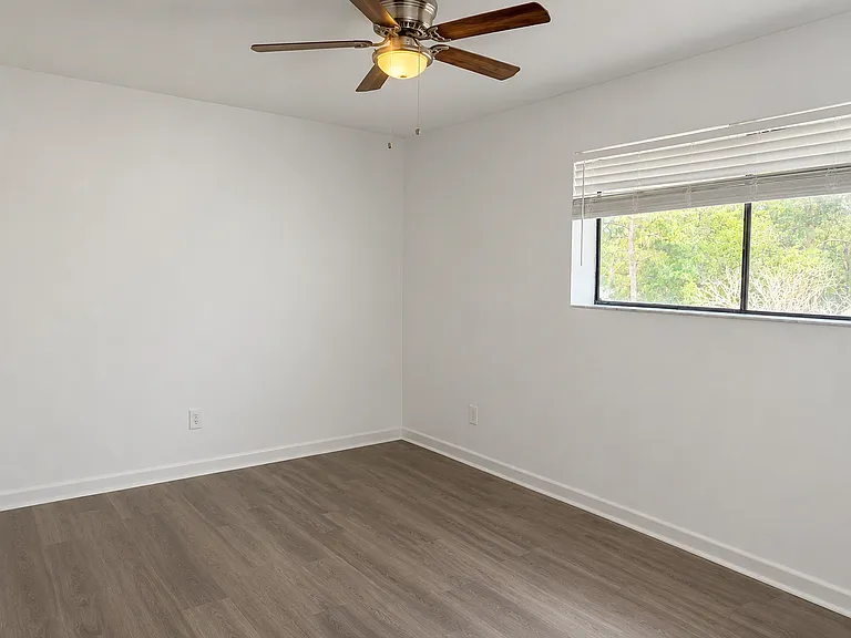 6736 SW 45th Ave — Photo 3