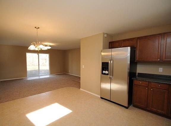 3rd image of 886 Glasgow Dr