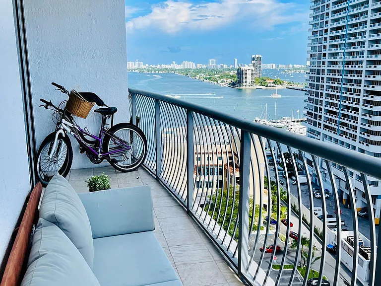 1750 N Bayshore Dr #1706 — Photo 1