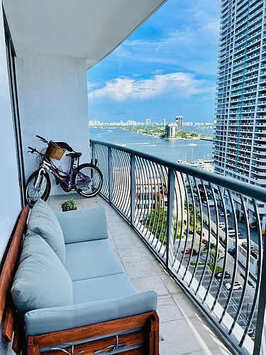 1750 N Bayshore Dr Photo 1