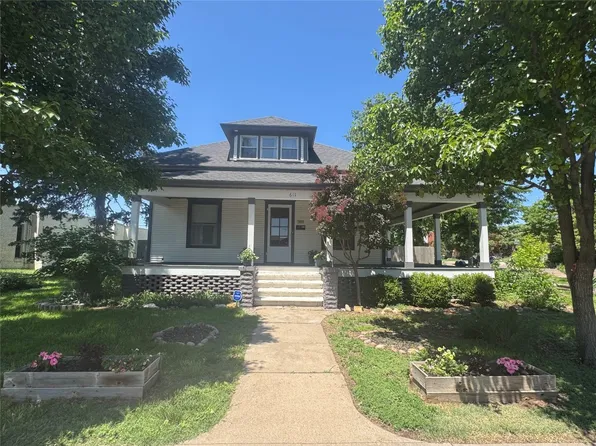611 N 7th St, Garden City, KS 67846