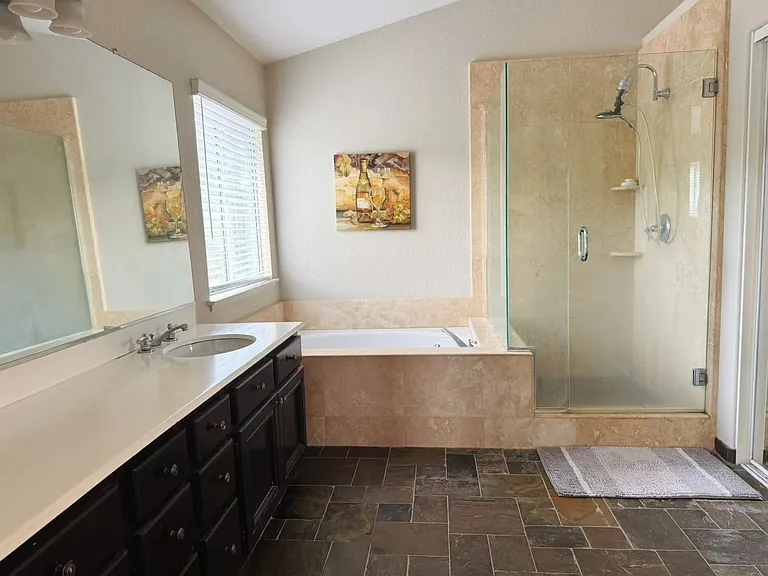 Master Bathroom (Upstairs)
