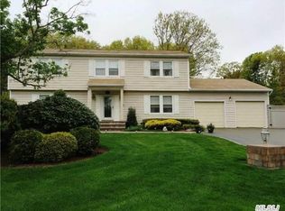 31 Cedar Ridge Ln, Dix Hills, NY 11746