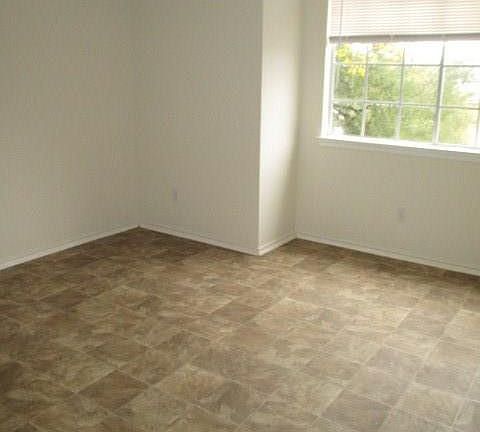 5th image of 933/935 Sagewood Trl