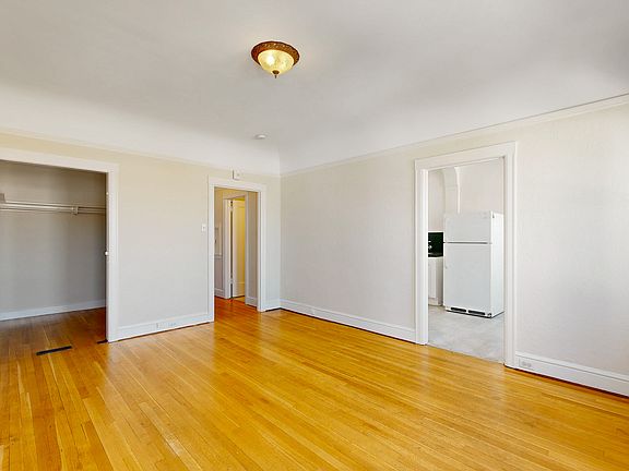 3rd image of 1935 Franklin St APT 402