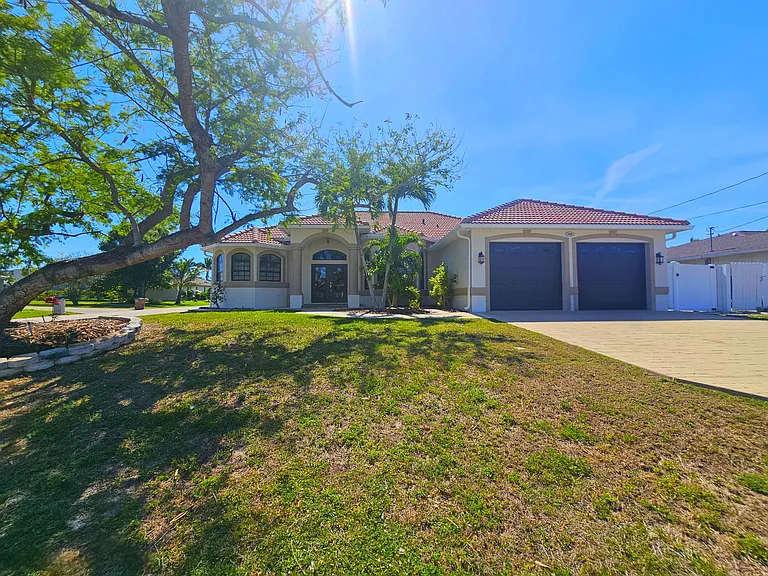 244 SE 20th Ct — Photo 1