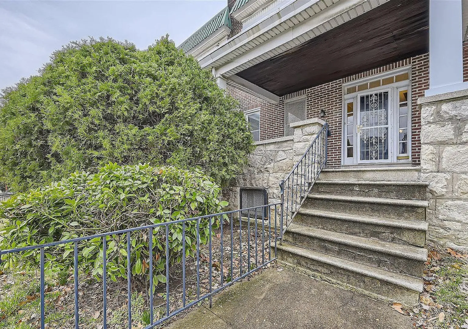 Charming 3-Bed Townhouse in Bridgeview-Greenlawn Cozy Fireplace & Covered Off-Street Parking — Photo 4