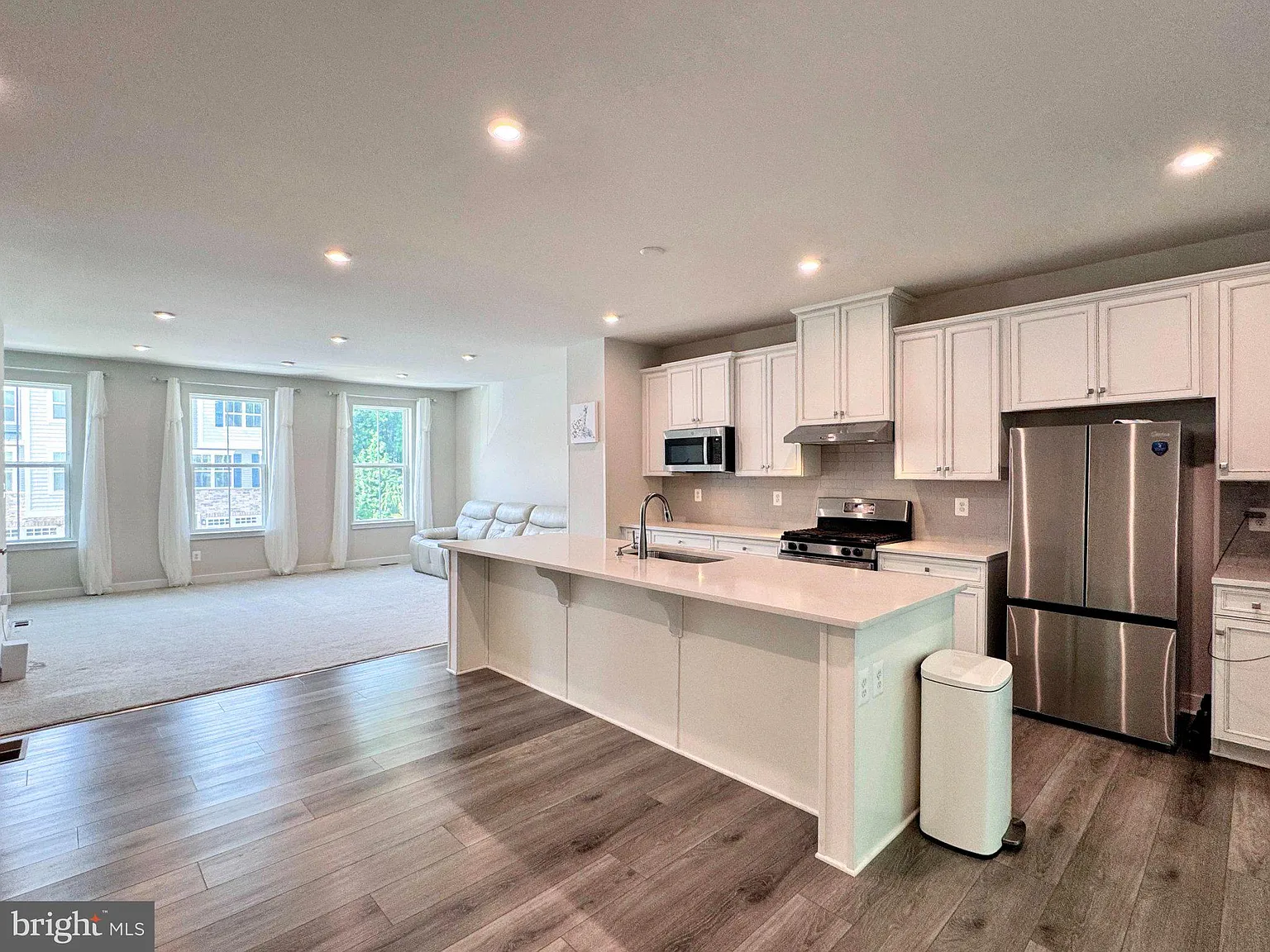 4 bed, 3.5 bath, 2250 sqft, $3,100 — Photo 2