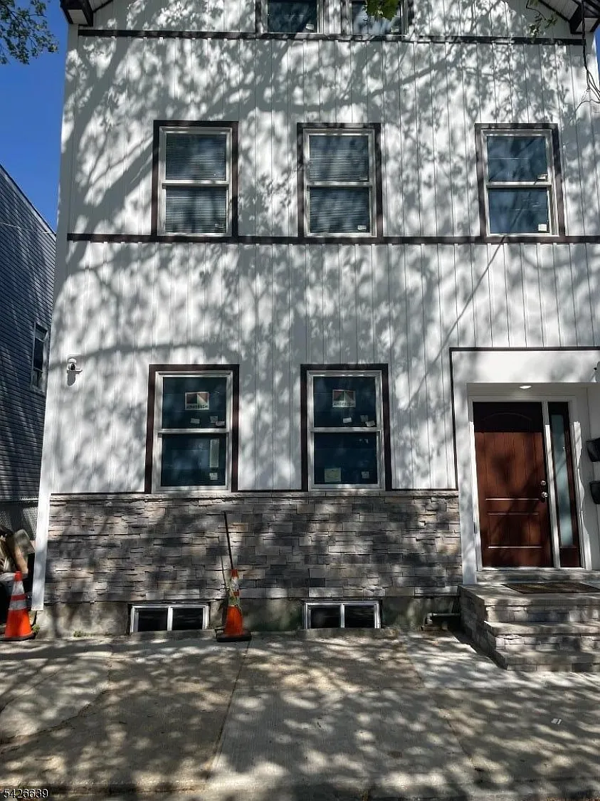 Building Photo - 110-112 Gotthardt St #1