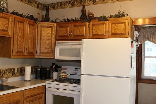 2nd image of 204 E 10th St