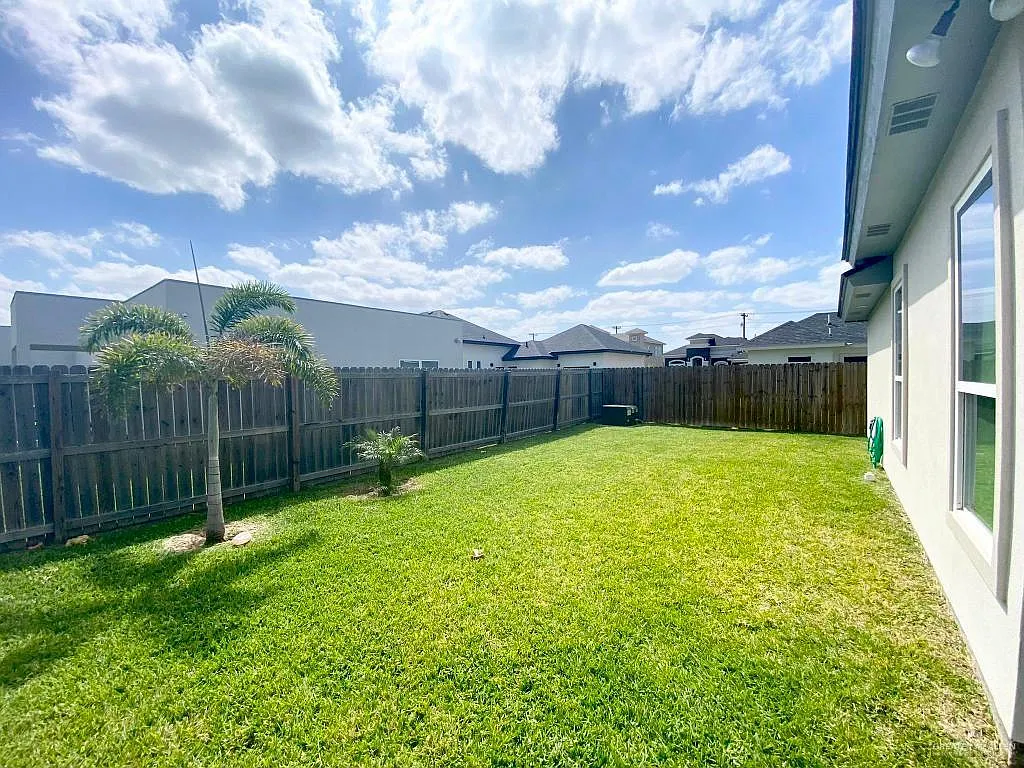 3 bed, 2.0 bath, 1824 sqft, $2,300 — Photo 3