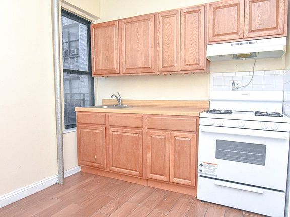 5th image of 1933 Daly Ave APT 1