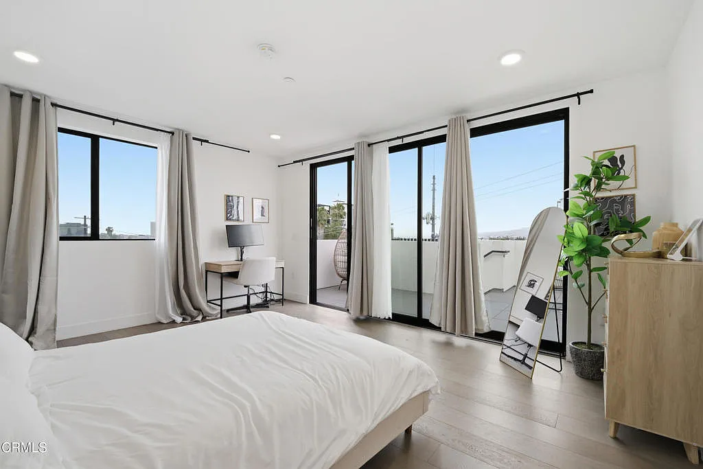3 bed, 3.5 bath, 2100 sqft, $7,800 — Photo 3
