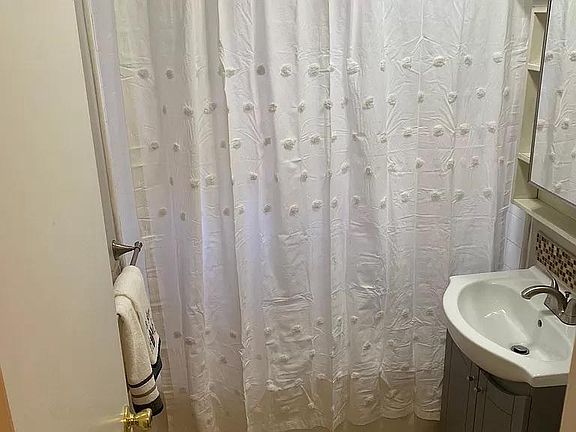 2nd image of 3663 Davenport St APT 6