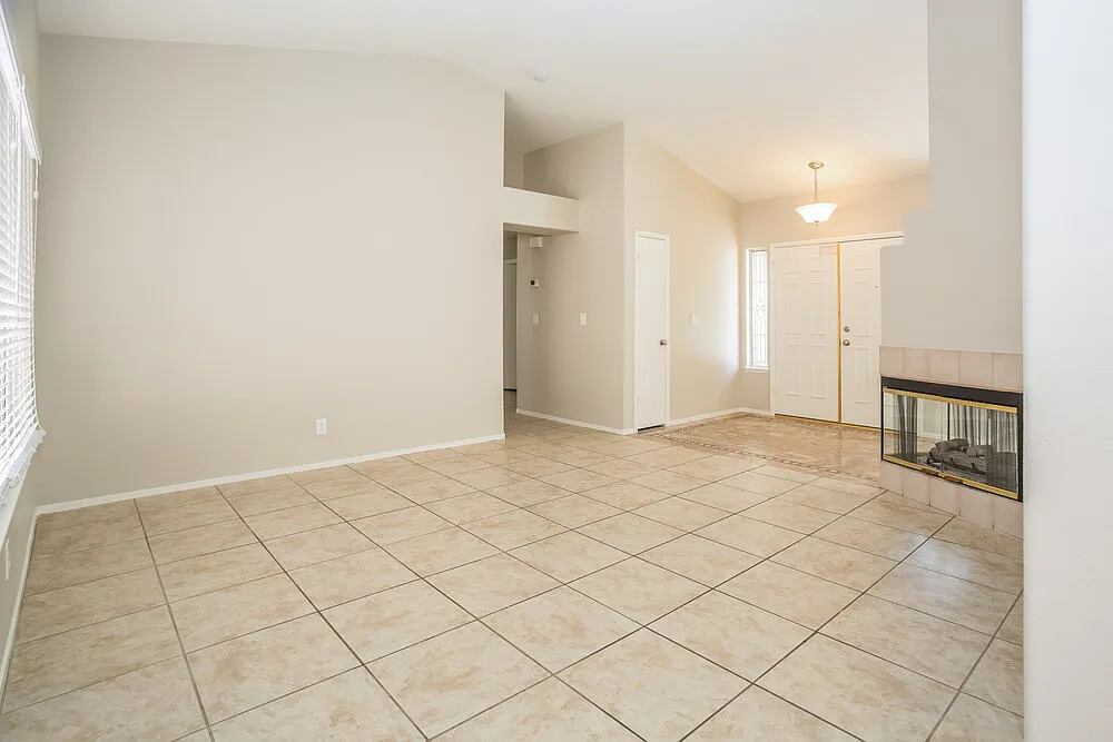 3 bed, 2.0 bath, 1509 sqft, $2,015 — Photo 3