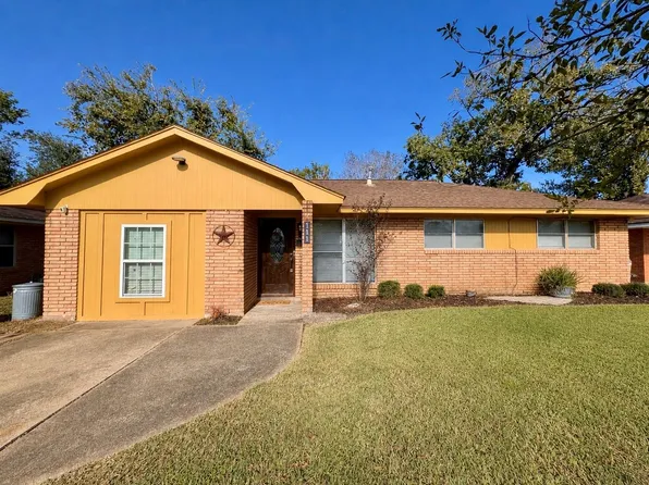111 Mimosa St, Lake Jackson, TX 77566