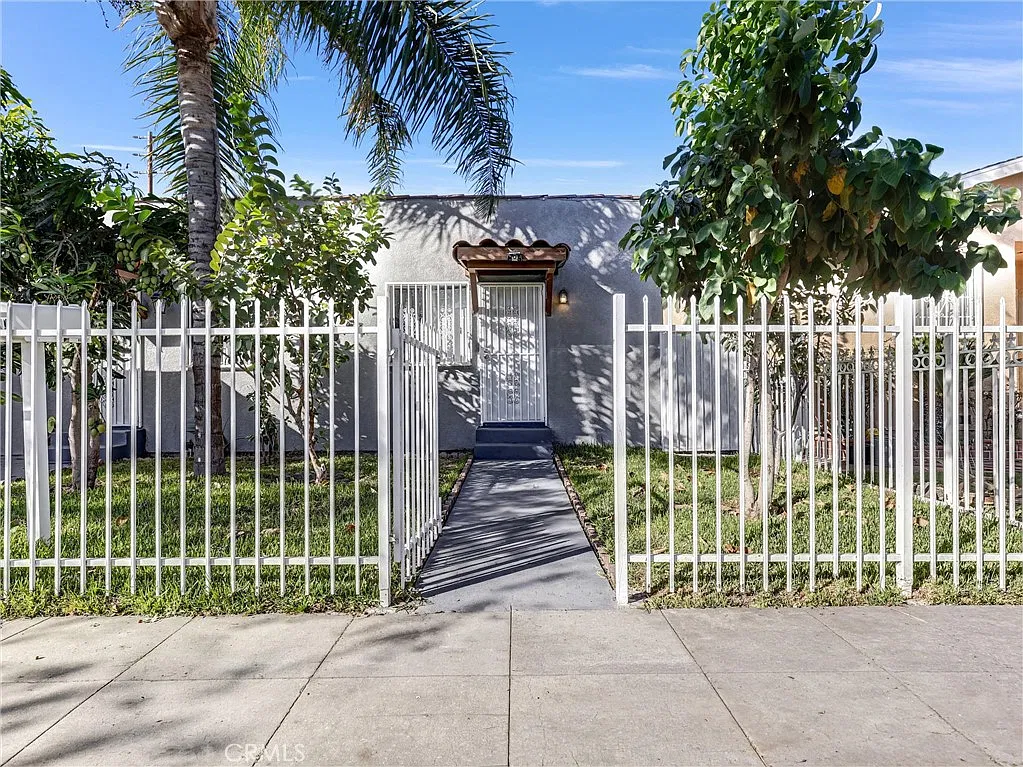 3 bed, 978 sqft, $2,400 — Photo 1