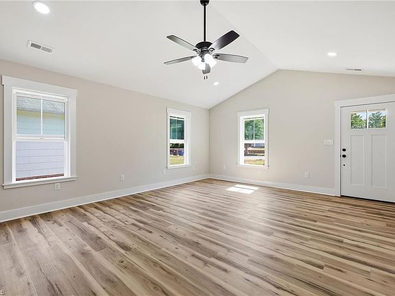 4th image of 435 Stratton Ave
