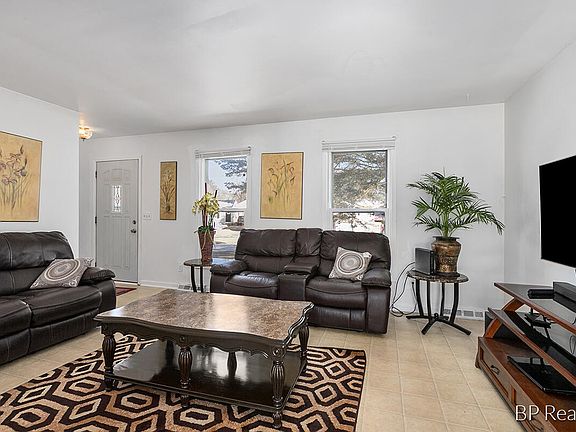 4th image of 5921 Glenbrook Ave SE