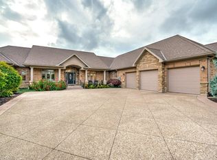 17 Tews Ln, Hamilton, ON L9H 7N4