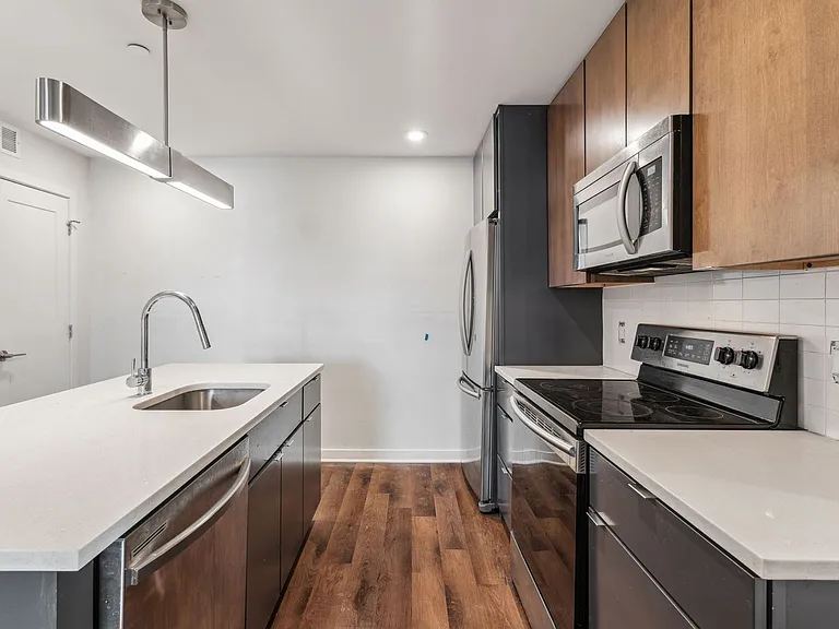 Graduate Pointe — Photo 127