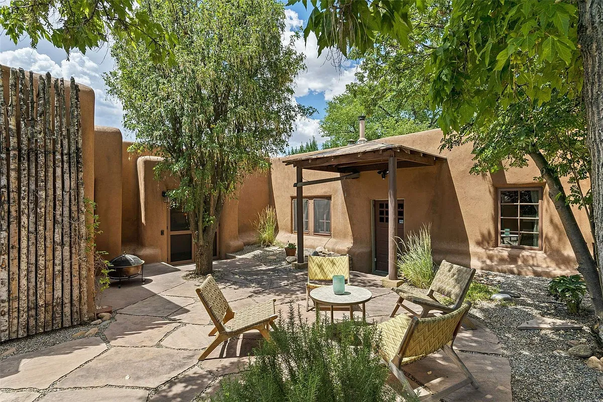 Building Photo - 301-313 E De Vargas St