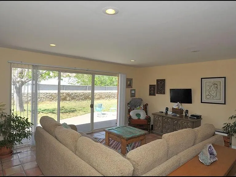 4233 Hampshire Ln — Photo 2