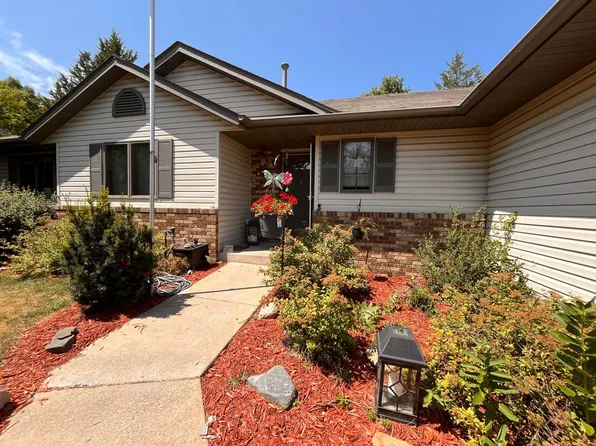 39074 Riverside Ct, North Branch, MN 55056