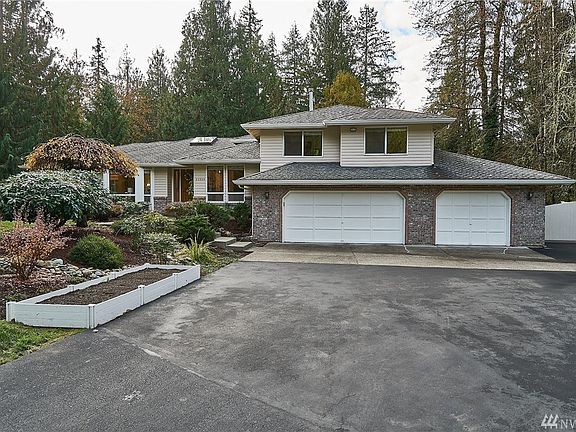 3 car garage and large driveway
